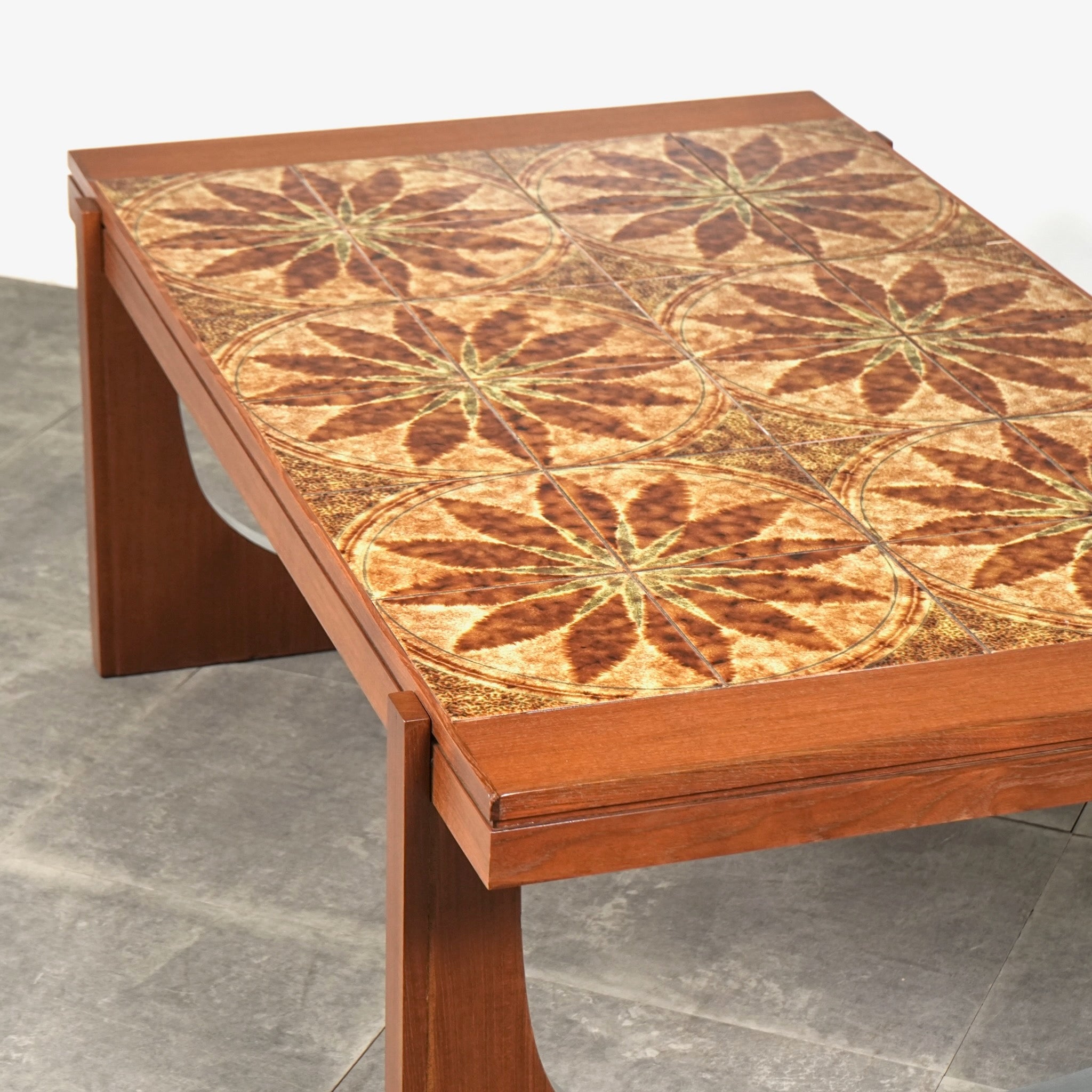 シャークアタック購入】タイル天板 アンティーク ローテーブル