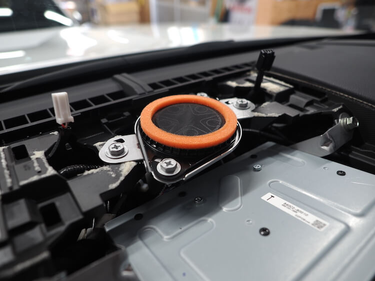 トヨタランドクルーザーのダッシュボードにあるセンタースピーカー