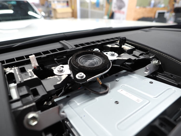 トヨタランドクルーザーのダッシュボードにあるセンタースピーカー