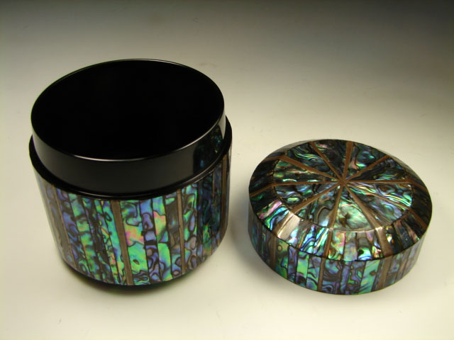 B528b 香合 夏目有彦作 共箱 笹竜胆図 木地漆塗 青貝 茶道具 B528b