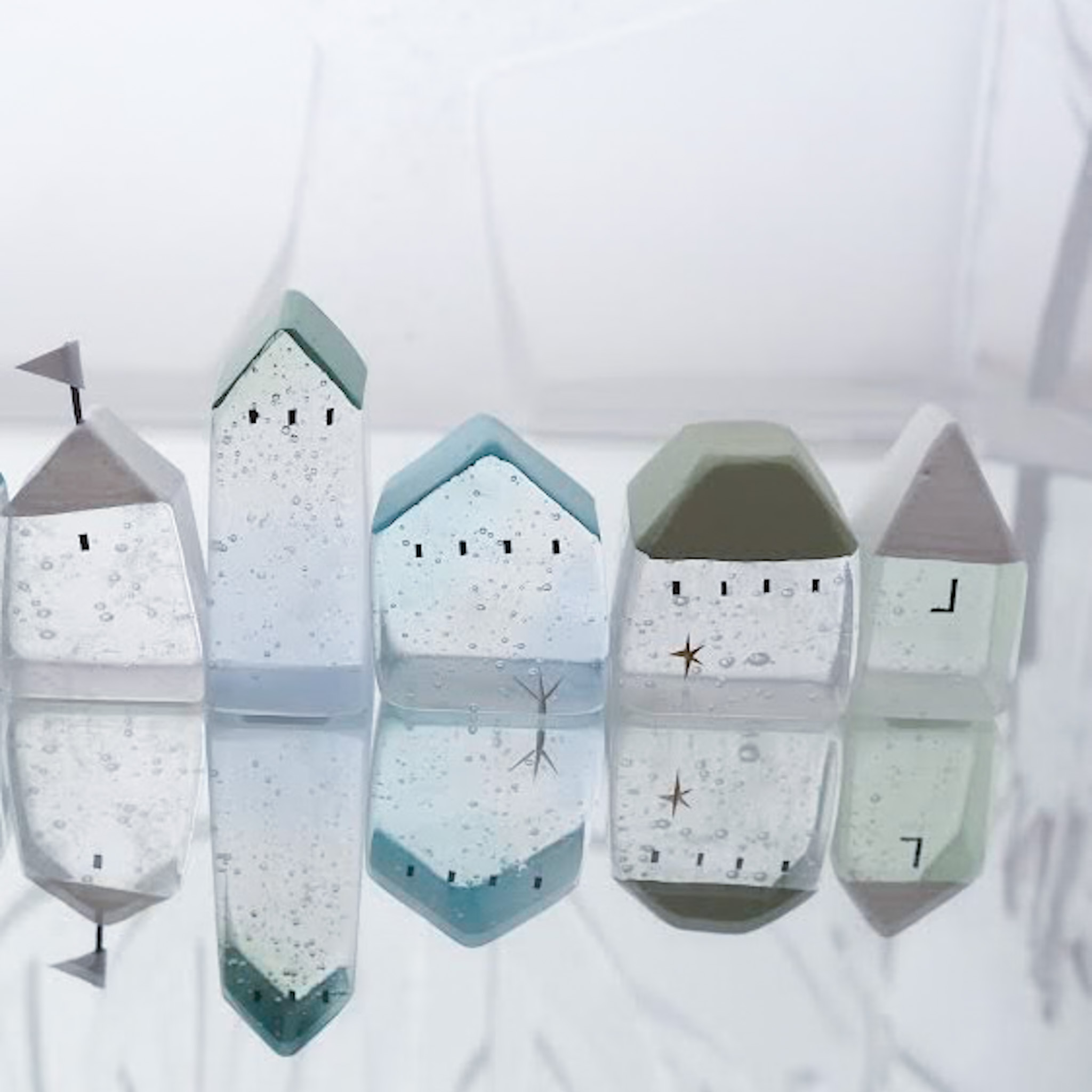 Mellow glass白いガラス製の家型オブジェ Mellow glass白いガラス製の