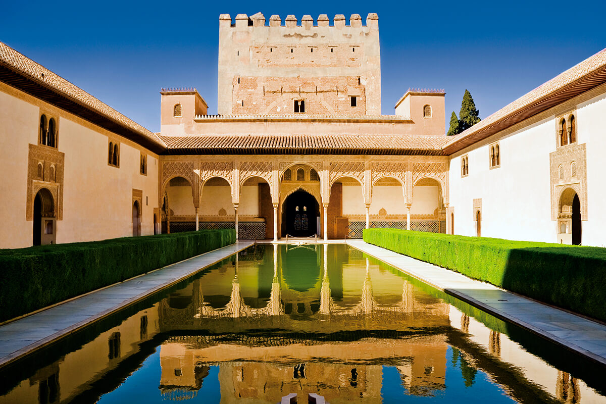ため息の出るような美しさ。スペイン「アルハンブラ宮殿」でイスラム