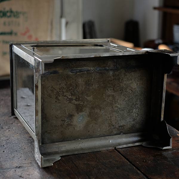 ガラス棚付きメタル製の古い消毒ケース – zakka store towi