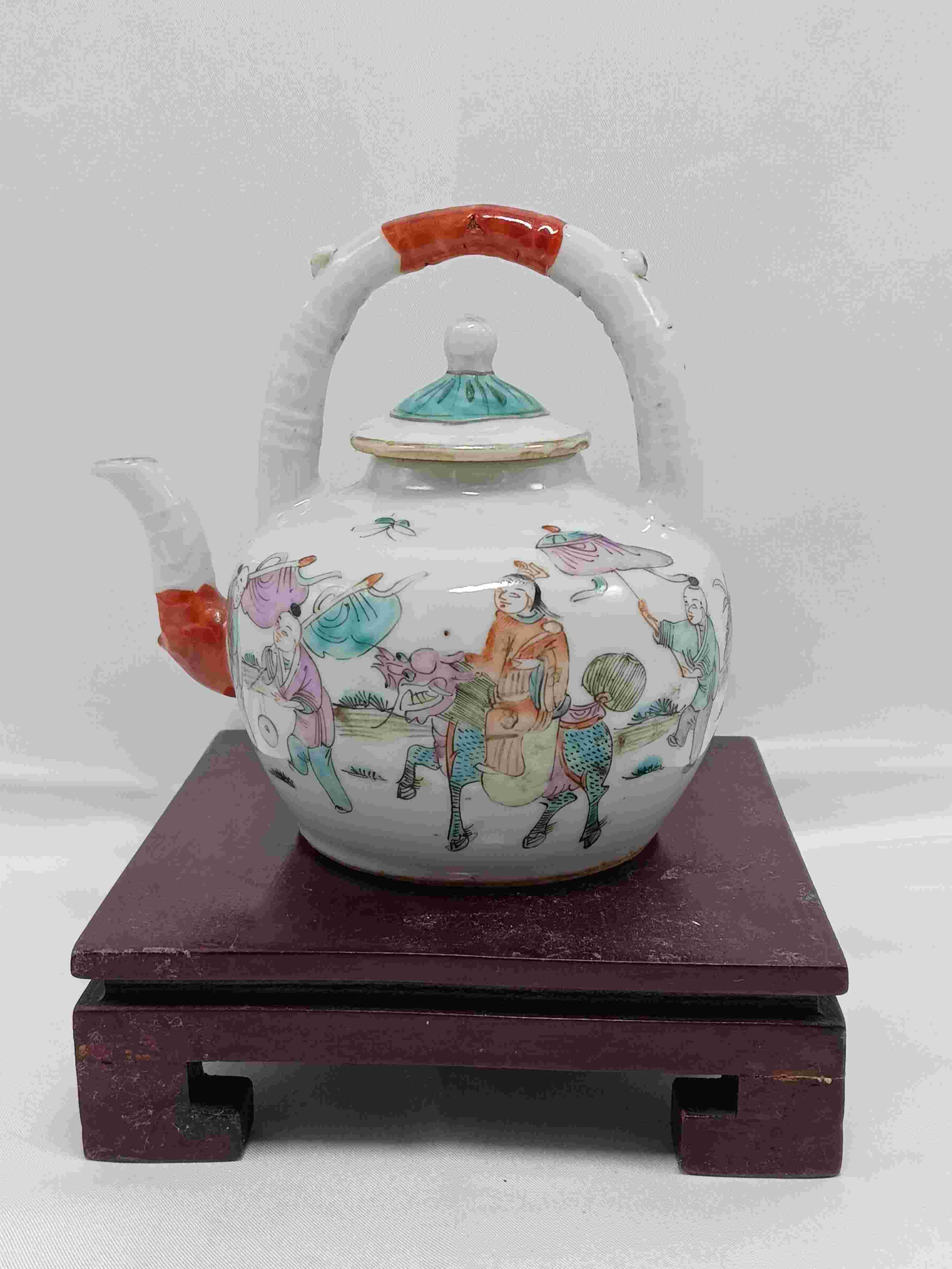 中国,同治時代の陶器容器 麒麟送子図 清代同治粉彩麒麟送子图案提梁瓷