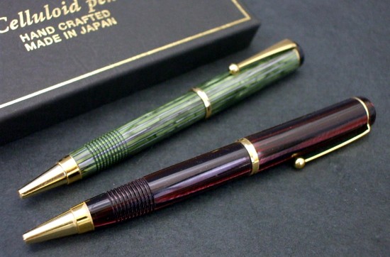 【加藤製作所】セルロイド ボールペン 縦縞グリーン 加藤製作所 セルロイド 万年筆 ペン先14K 縦縞グリーン – キングラム