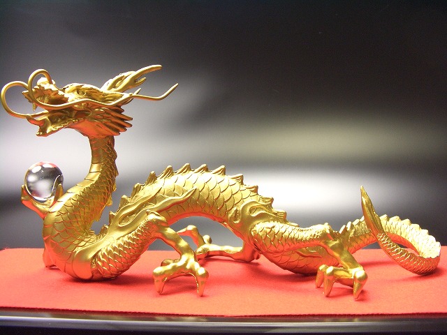 風水・縁起物】開運龍の大型置物 水晶玉を抱える龍 台座付き 風水