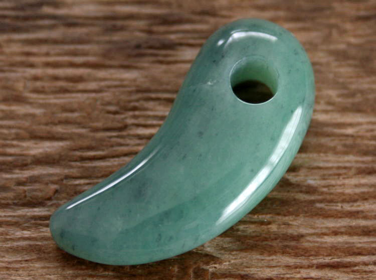 翡翠勾玉 ヒスイまがたま 糸魚川ヒスイ 古墳時代 宝石質ヒスイ 出土品