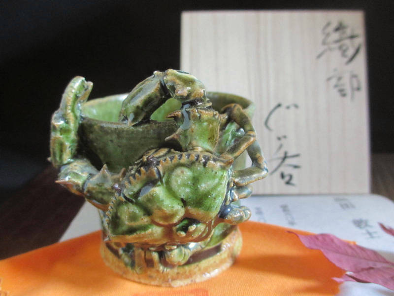 値下げ！【二六焼】お猪口ぐい呑み、蟹天神 共箱付 H5㎝ 2025