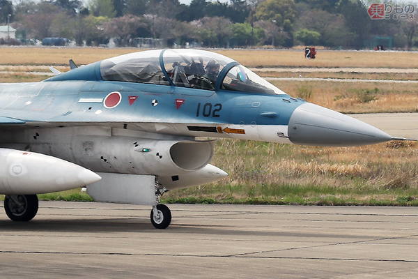 岐阜基地にしかないF-2「青いプロトタイプ」の正体とは 派手でも迷彩