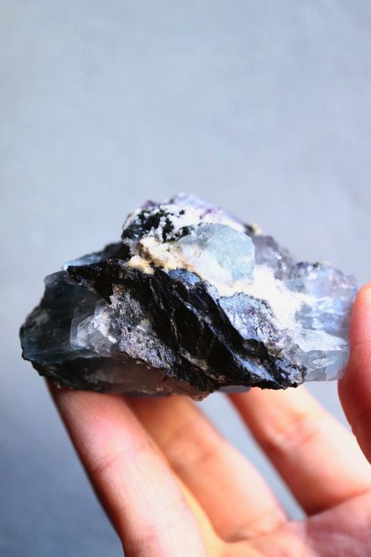 自然のままのワイルドな姿が魅力！大地のパワーを感じられる母岩付き