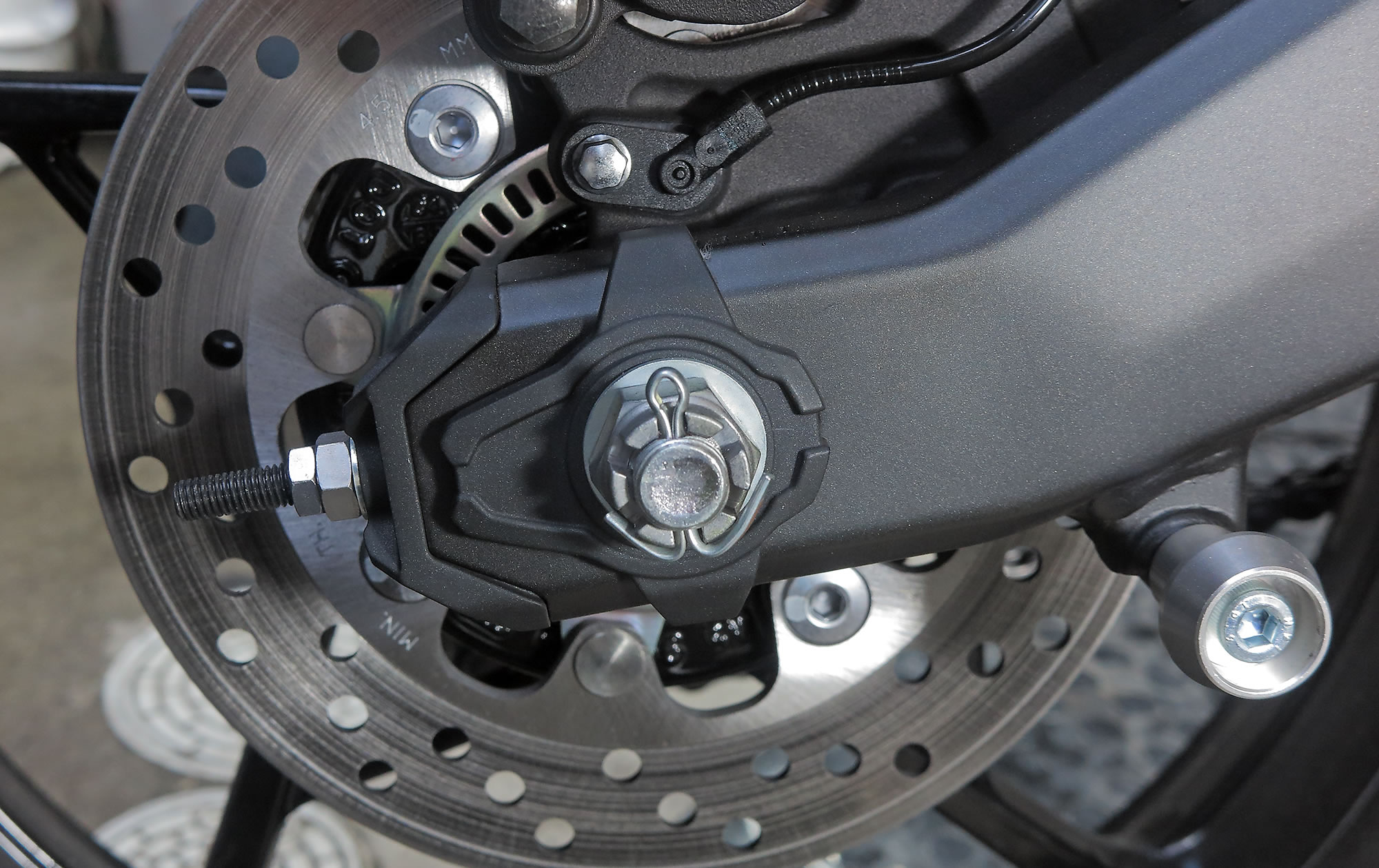 ZX-25R ドライブチェーンの張り調整