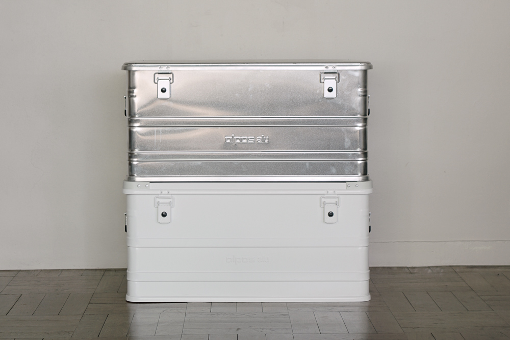 P.F.S.が老舗ブランドの名作アルミコンテナを別注。無骨グレーと上品