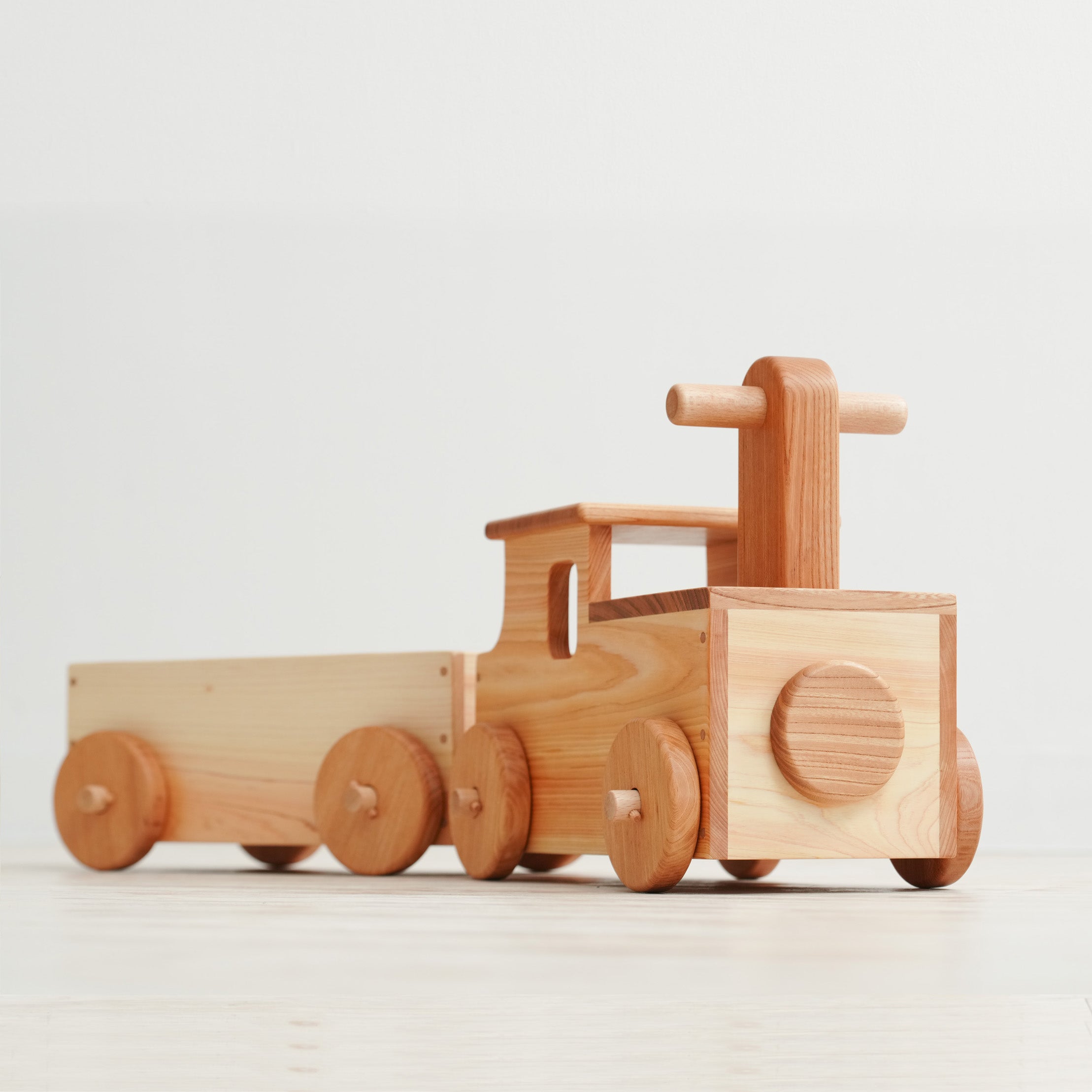乗って遊べる木の連結汽車 – なかよしライブラリー