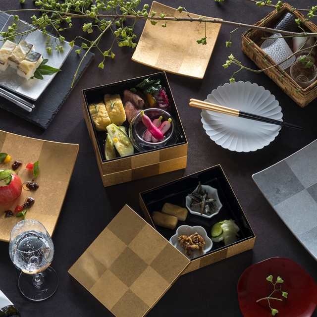 金箔装飾の四角形火鉢 金箔装飾の四角形火鉢 金箔装飾の四角形火鉢