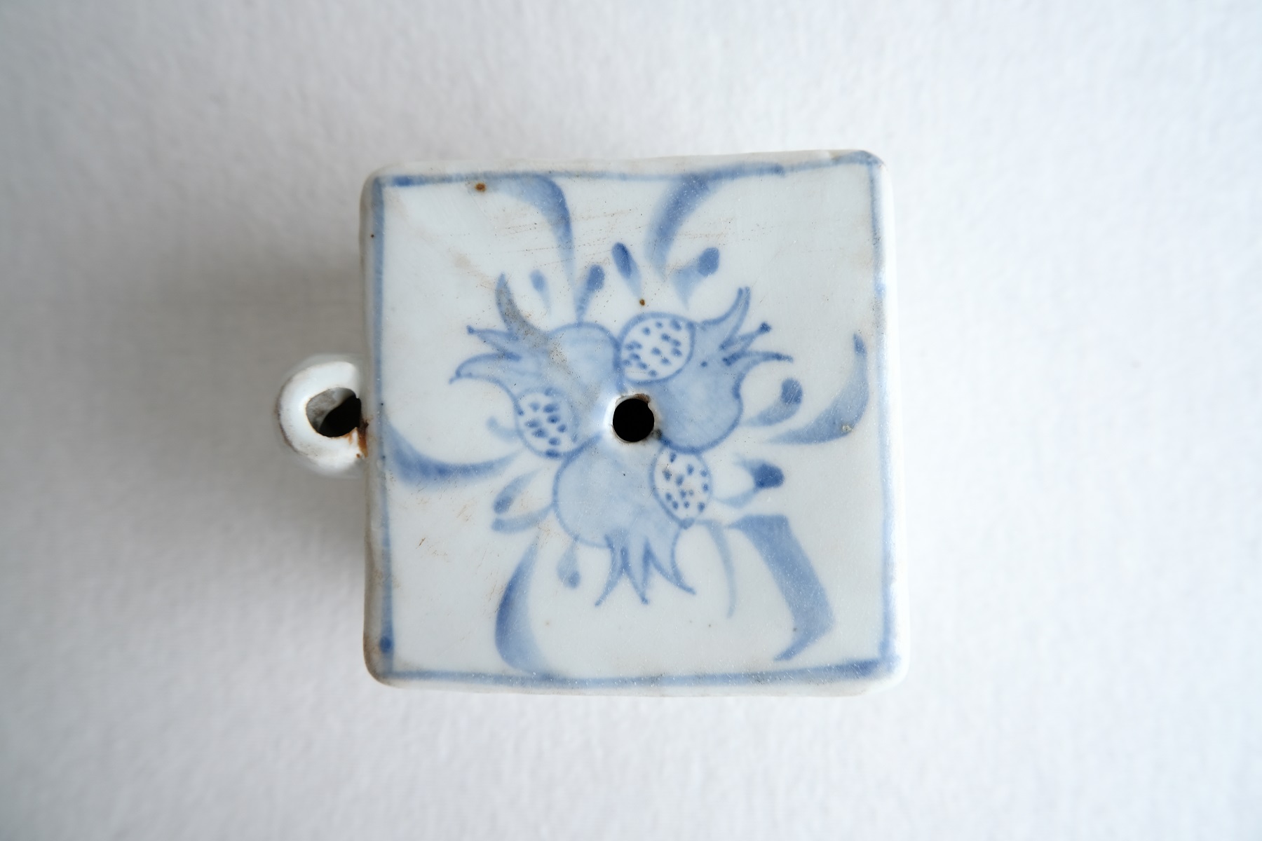 李朝 染付鯉形水滴 幅約8㎝ 東Y7-0414☆2Fタエカ 李朝 染付鯉形水滴 幅