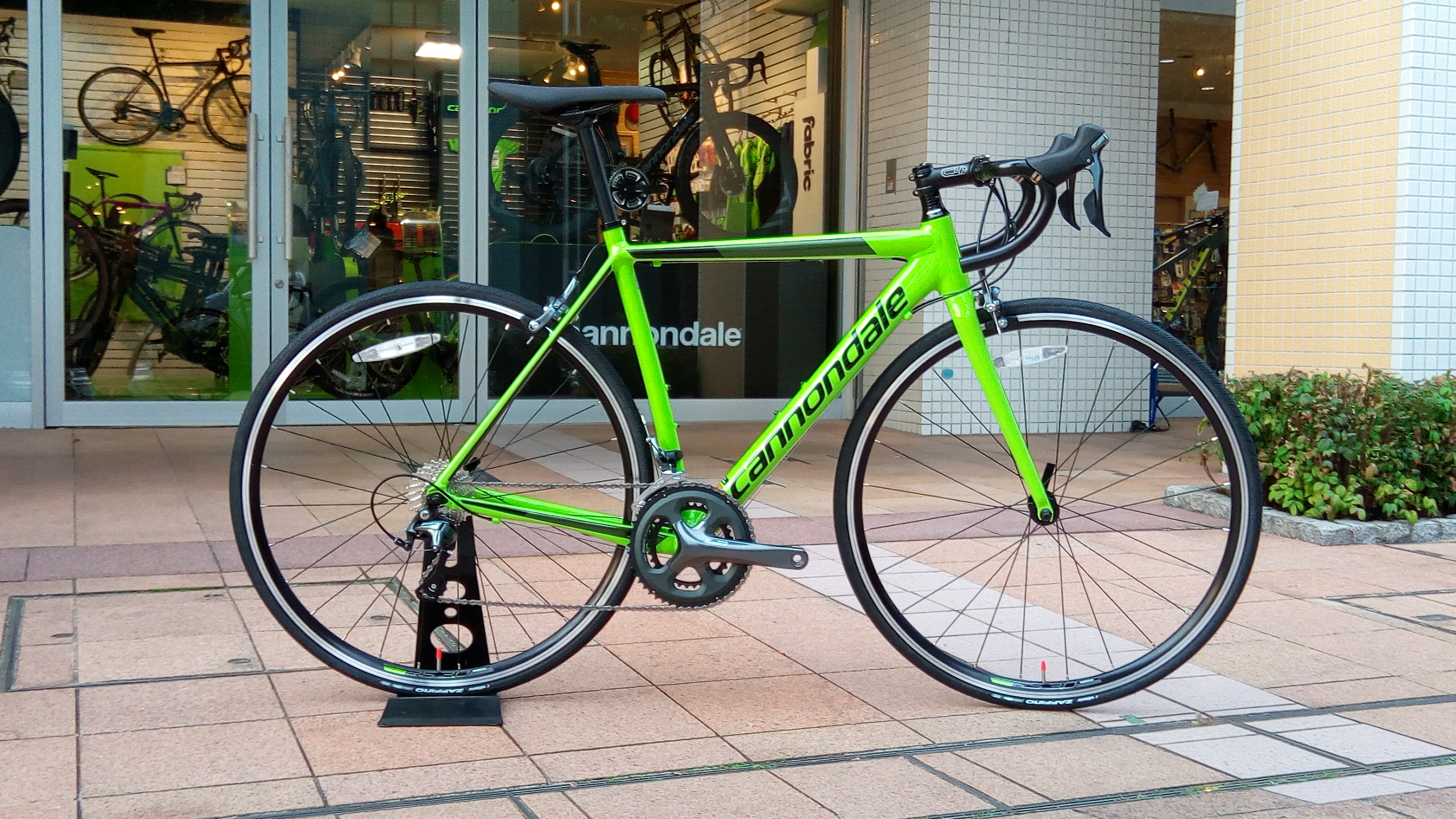 Cannondale Optimo グリーン ロードバイク GREEN」のCAAD Optimo 店頭