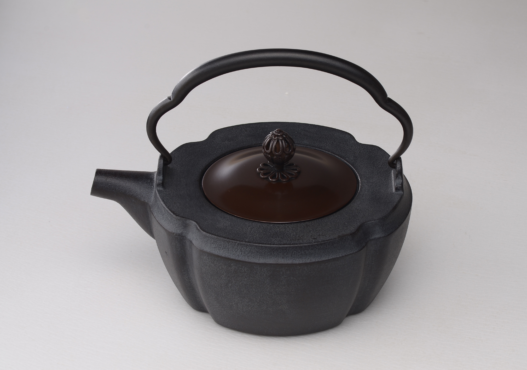 丸に桜家紋 総櫻花弁数108 ケ 家紋特注鉄瓶 明治期 家紋鉄瓶 記念品