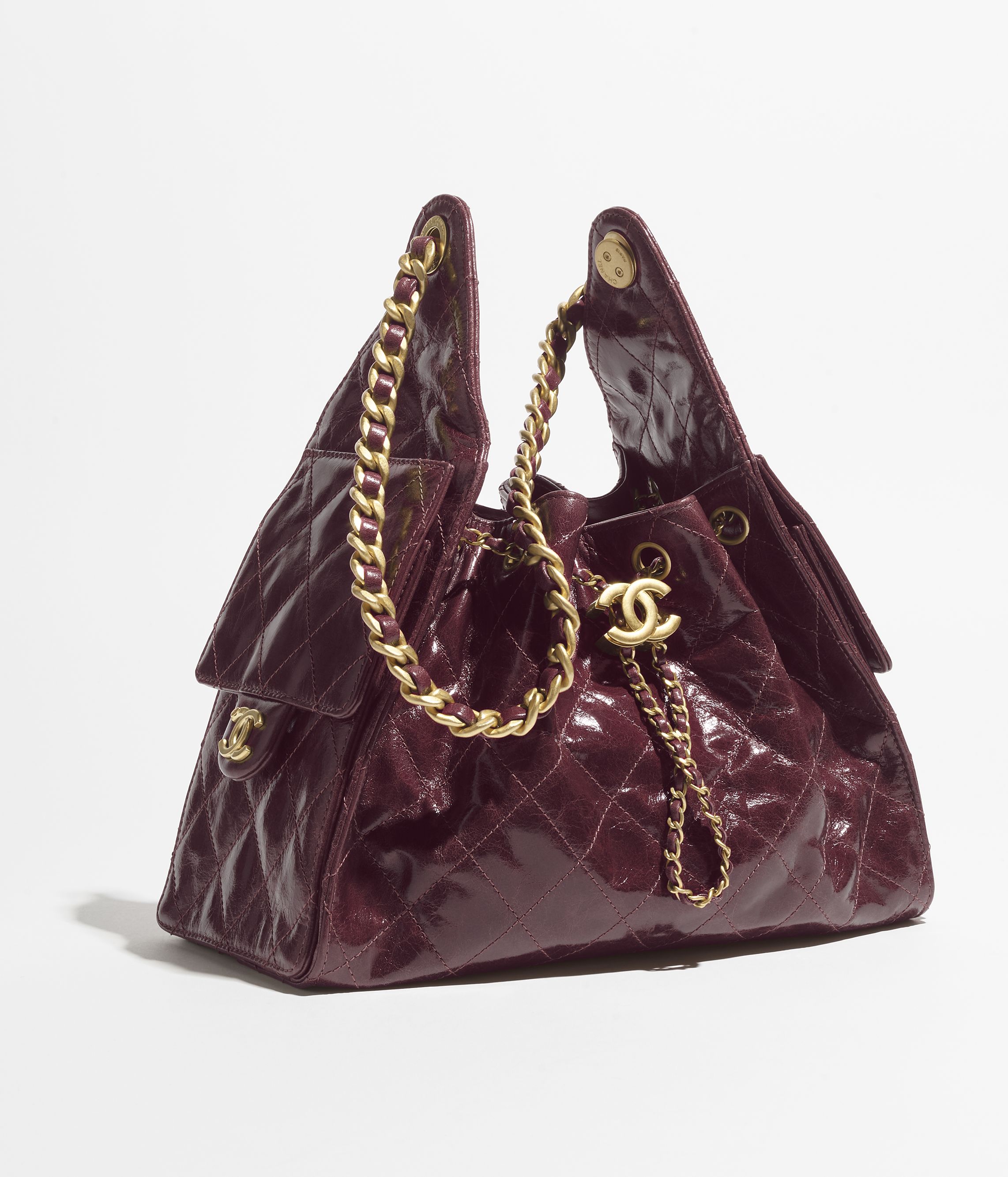 Chanel 25 スモール ハンドバッグ、シャイニー クランプル カーフ