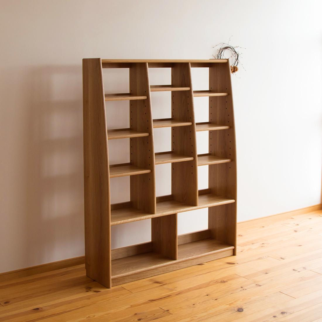 ナラ無垢材の曲線オーダー本棚 幅115cm 高さ150㎝ C-303・家具工房クラポ