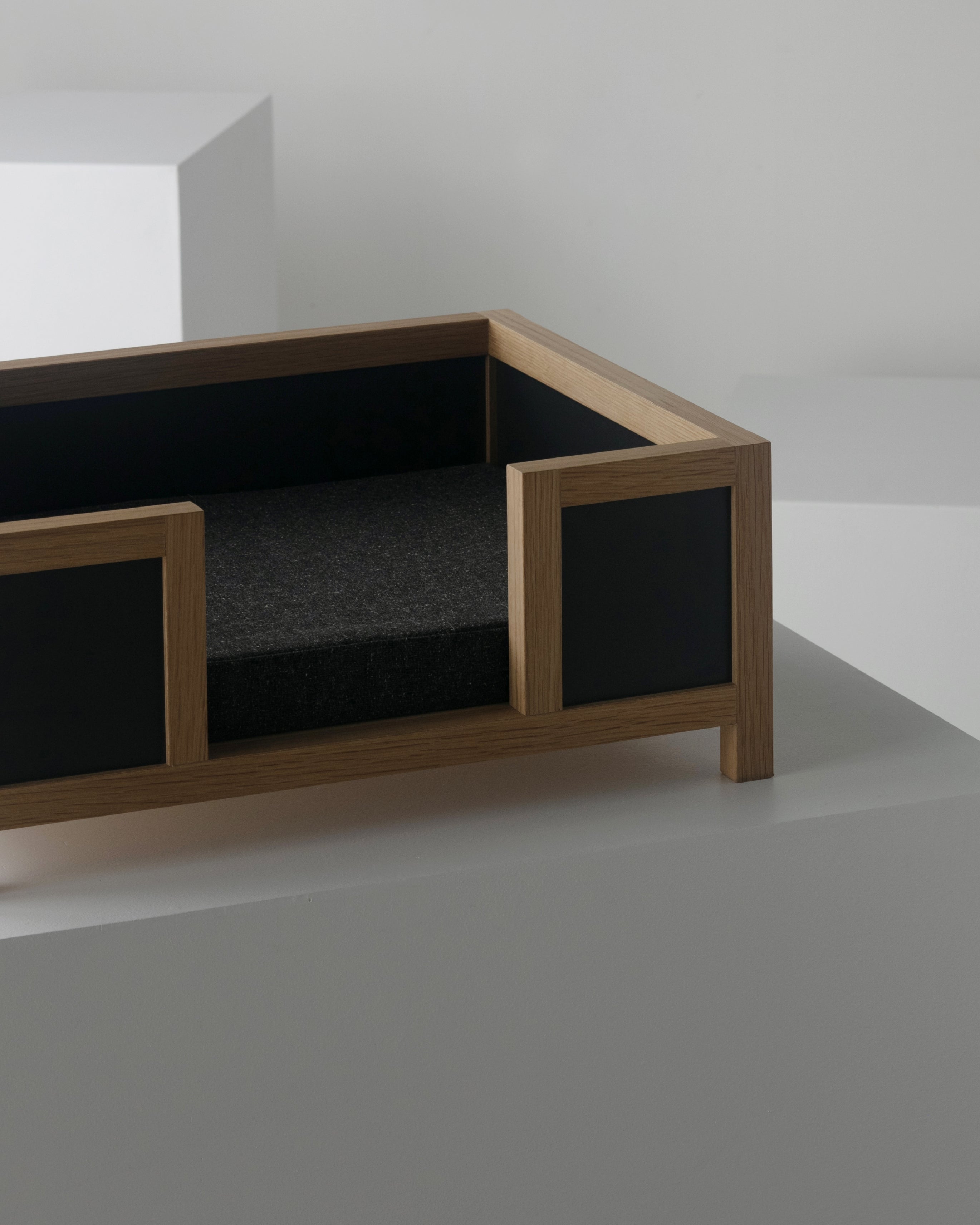 NY BED ｜ 都会的なモダンな形状で、快適な睡眠を。国産木製ペット