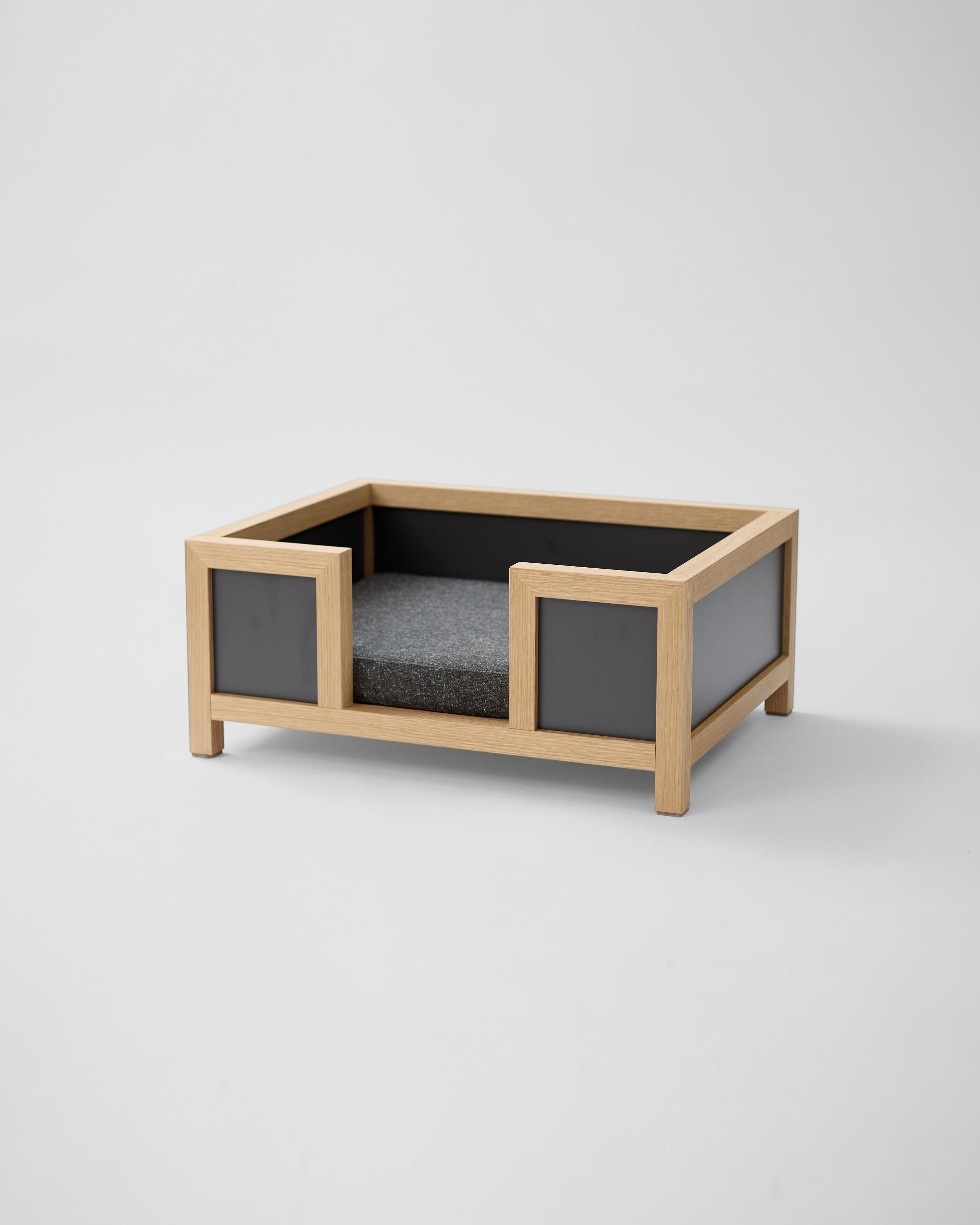 NY BED ｜ 都会的なモダンな形状で、快適な睡眠を。国産木製ペット