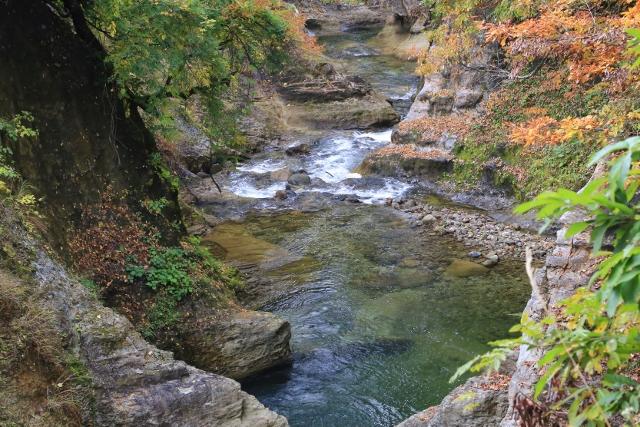 東北最大の甌穴群！滝沢川の甌穴＠金山町 | 地球の歩き方