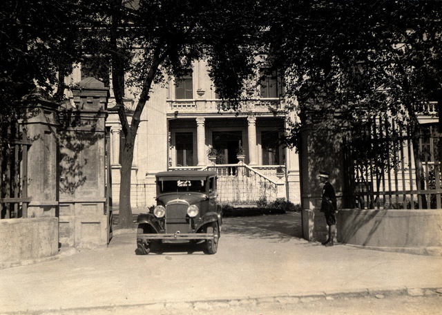 満州の古い写真81枚、新聞の切抜28枚が、貼り付け、建築 死体、