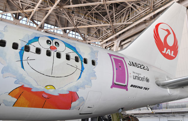 JAL、ドラえもんジェット羽田到着 福岡行きが初便