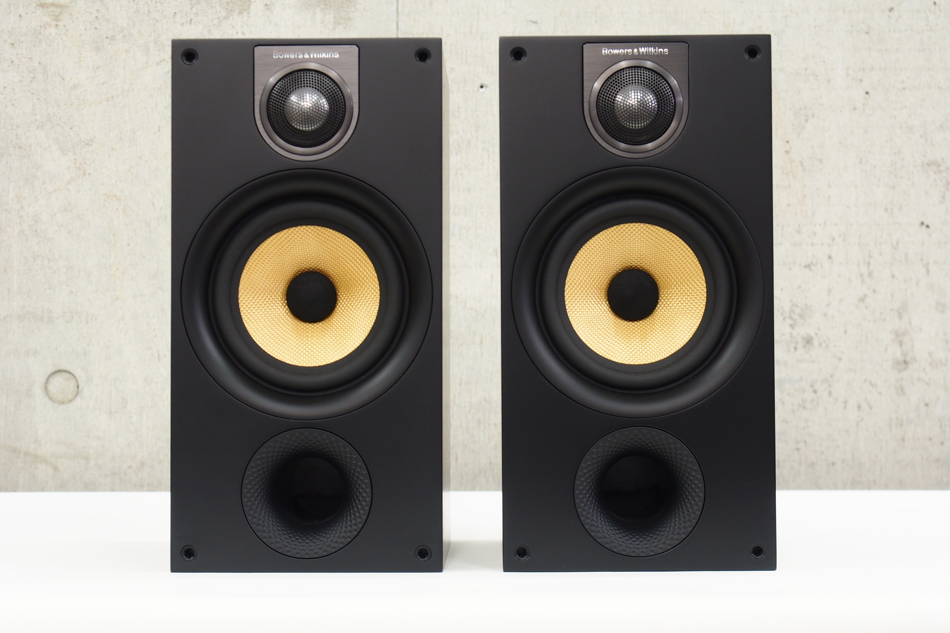 B&W 685 スピーカー ペア、スタンド、コード付き