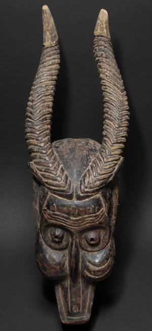 二本角のマスク<アフリカの仮面(木彫り)：アフリカ雑貨アザライ
