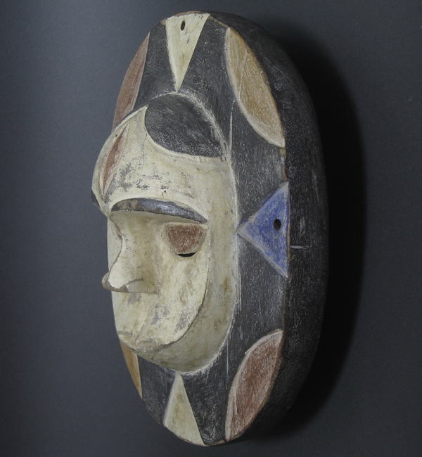 円盤型のマスク<アフリカの仮面(木彫り)：アフリカ雑貨アザライ