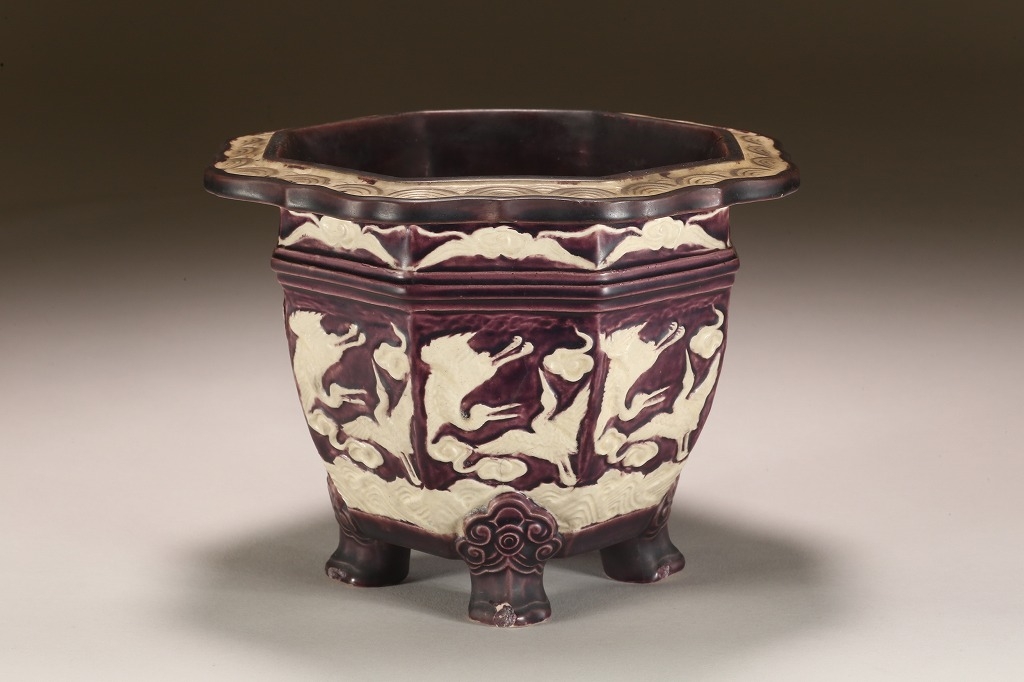 紀州御庭焼 紫紺釉輪花縁波鶴貼花紋八角 | 雨竹亭オンラインショップ