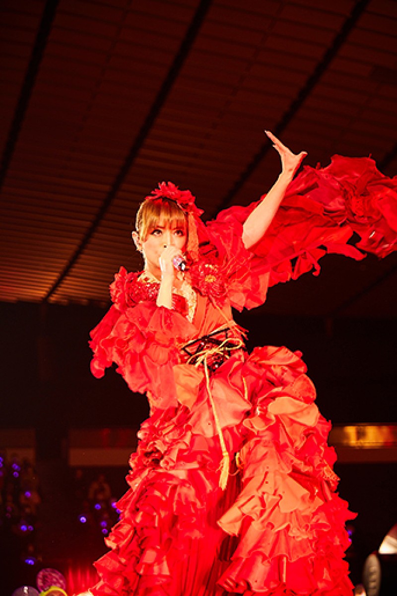 浜崎あゆみ、カウントダウン・ライブのレポート到着＆25周年記念ライブ