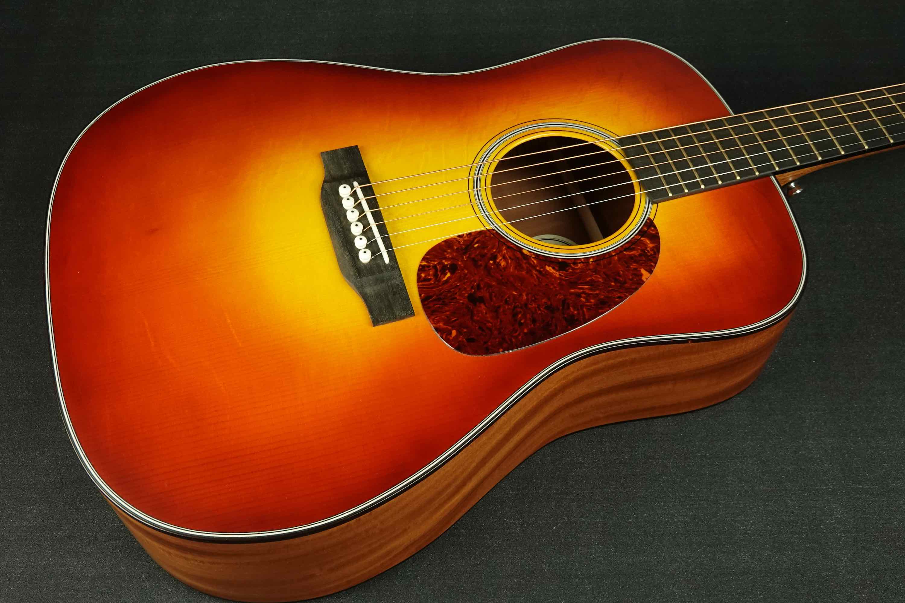 琥珀色サンバーストのアコースティックギター 琥珀色サンバーストの