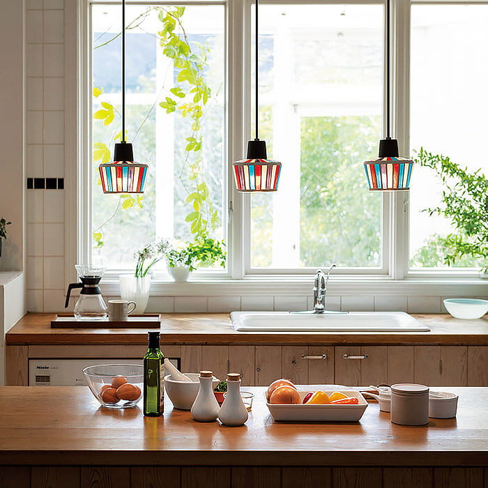 モザイクガラスペンダント・ストライプ模様｜台所空間のコーディネート集