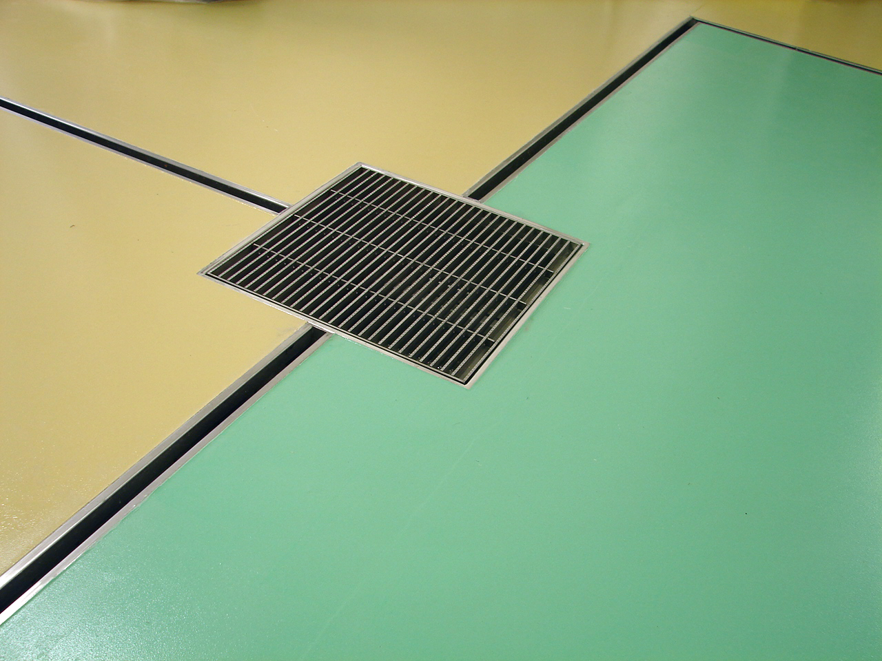 HACCP導入事例】厨房に最適！ステンレス排水溝・集水桝〈2026最新