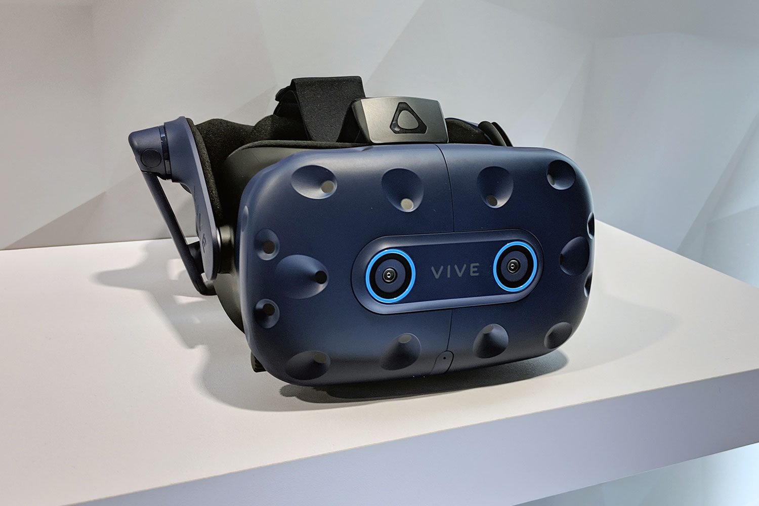 HTC Vive Pro Eye hands-on review - Digital Trends