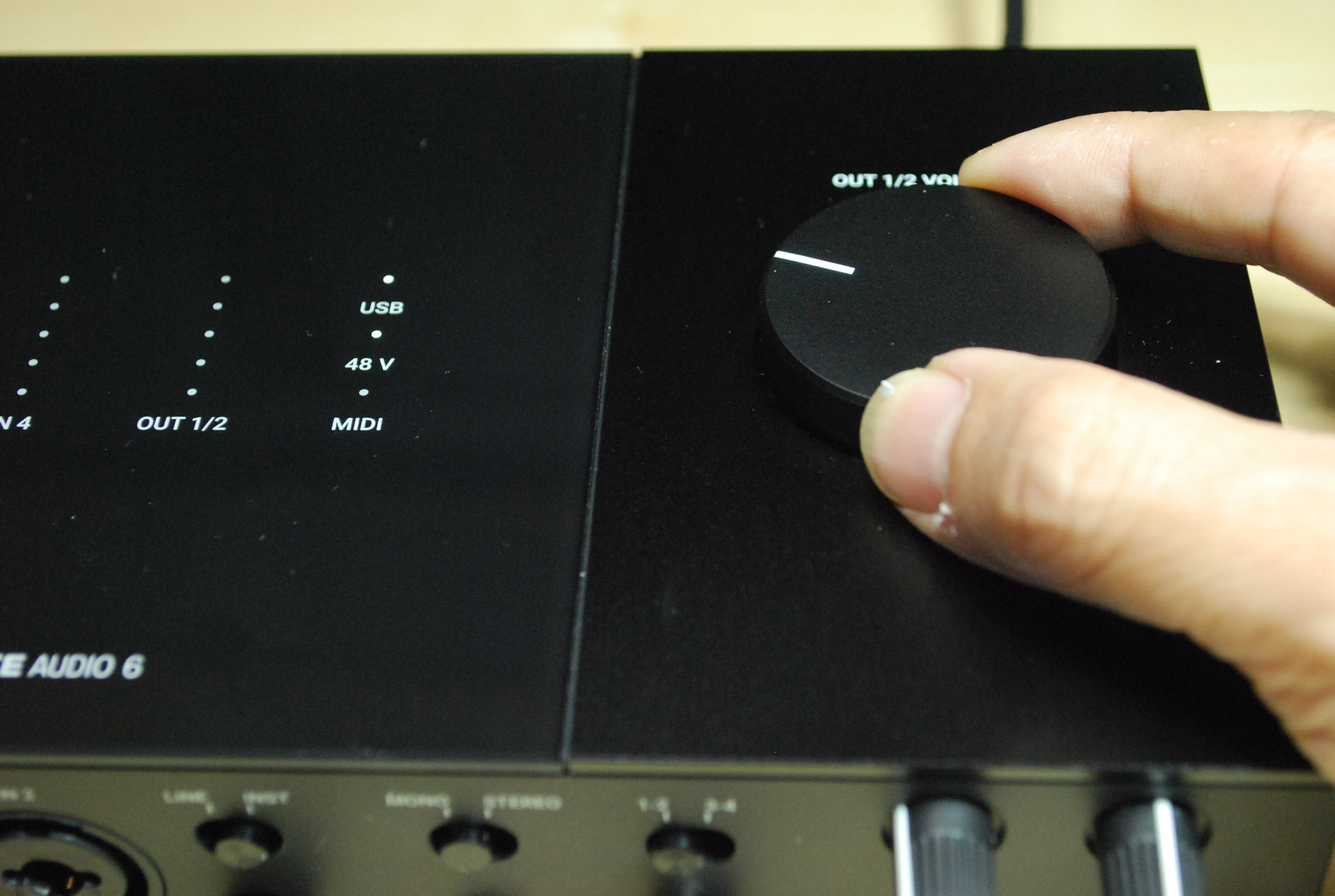 オールマイティーでUSBバスパワー駆動の6IN/6OUTオーディオ