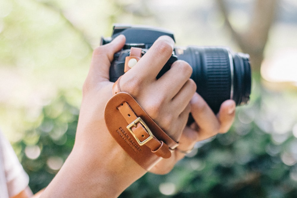 手をカメラに縛り付けないカメラハンドストラップ | ハンドメイド革