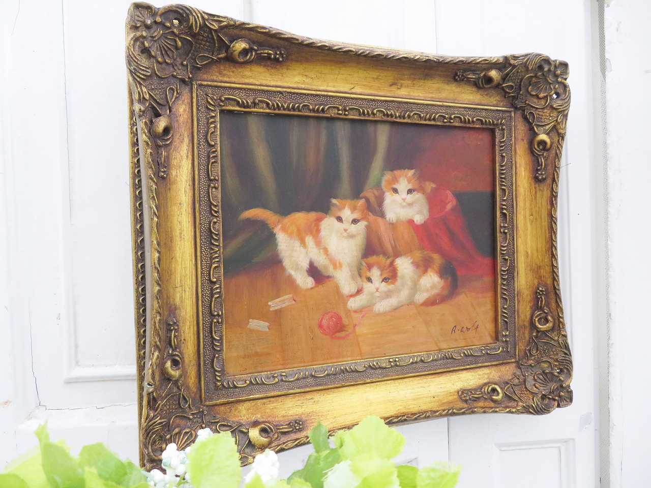 絵画 。壁掛け絵【美しい赤いバラ園でワインを飲みながら白い猫を抱い