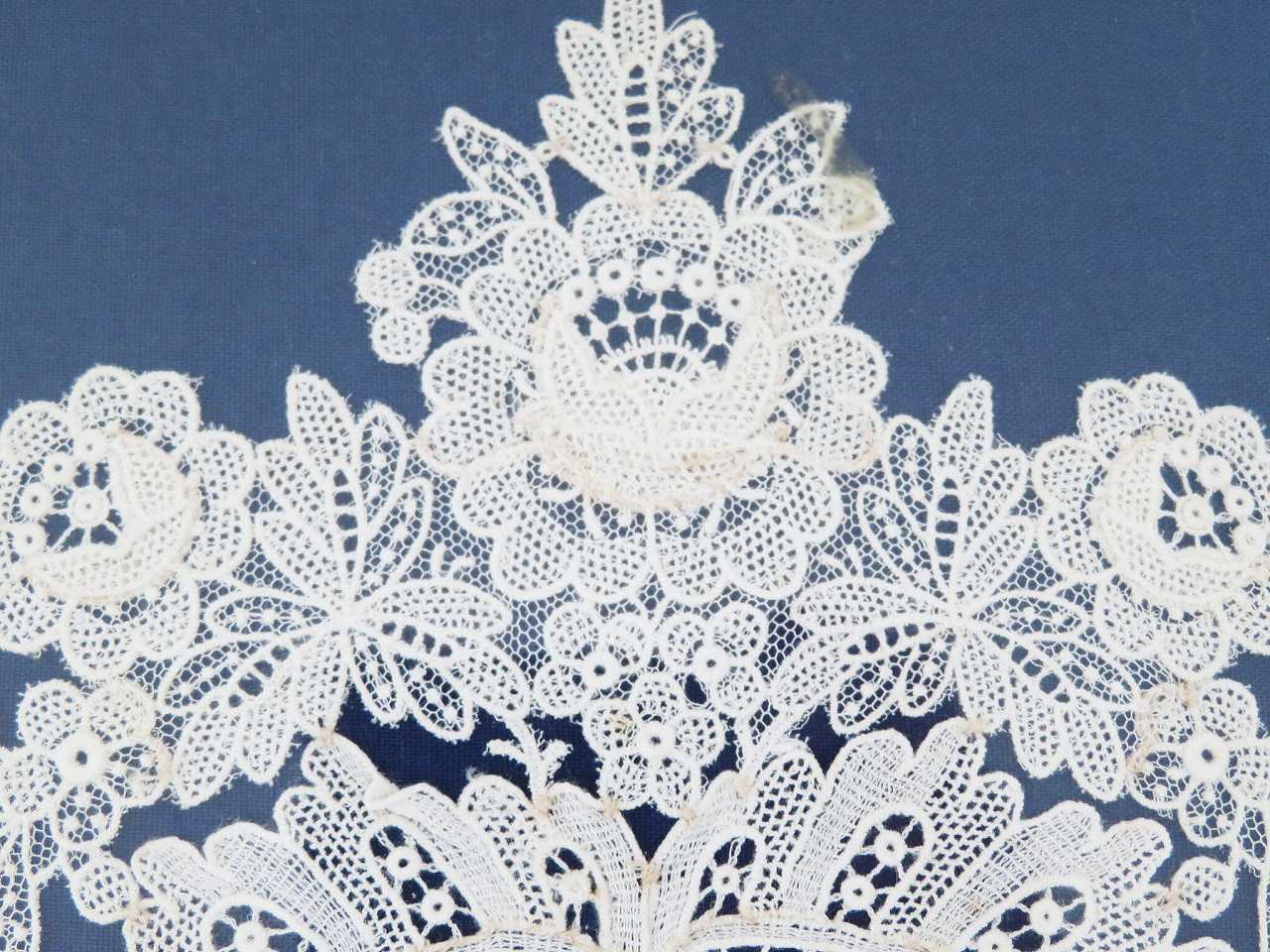 アンティークイタリア インディゴ染 ブラッドレーススカラップドイリー