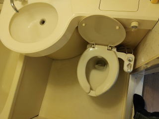 株式会社アイズ 無電源温水洗浄便座iS-03