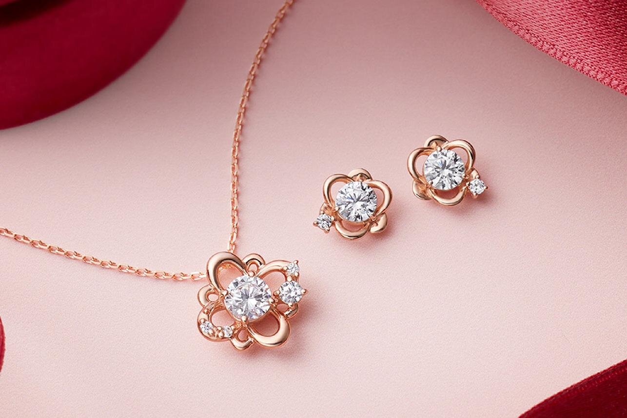 カナル 4℃の25年クリスマスジュエリー、“花型リボン”のネックレスや