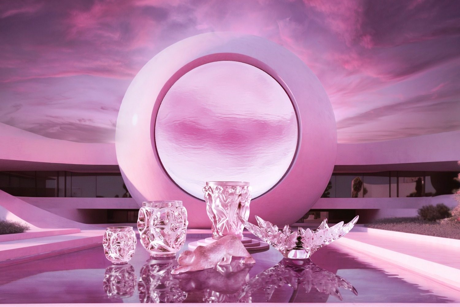 ラリックの“シダ”が渦巻くフラワーベースや“パンダ”オブジェ、ローズ色