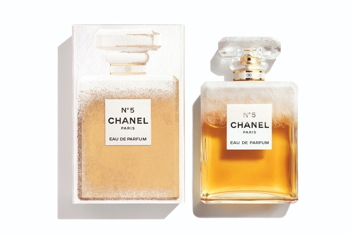シャネル N°5の2024年クリスマスコフレ、“雪の結晶”デザインの限定