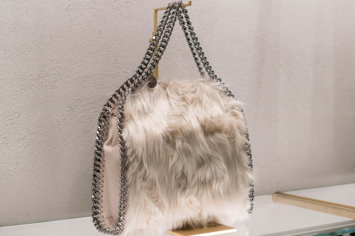 ステラ マッカートニーの人気バッグ「ファラベラ」ファー風素材の日本