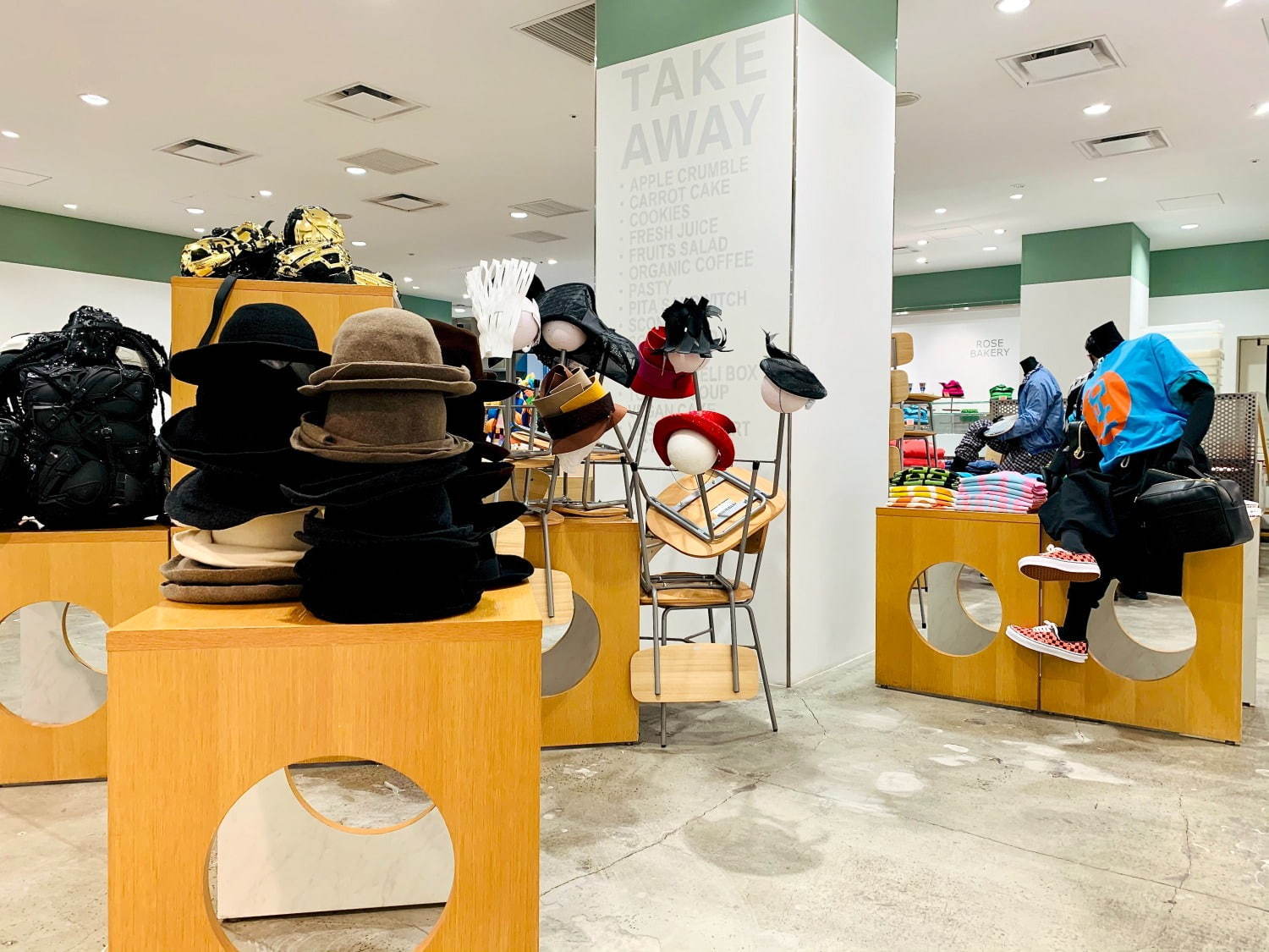 ドーバー銀座、コム デ ギャルソンなどの新旧作が揃う限定ショップ