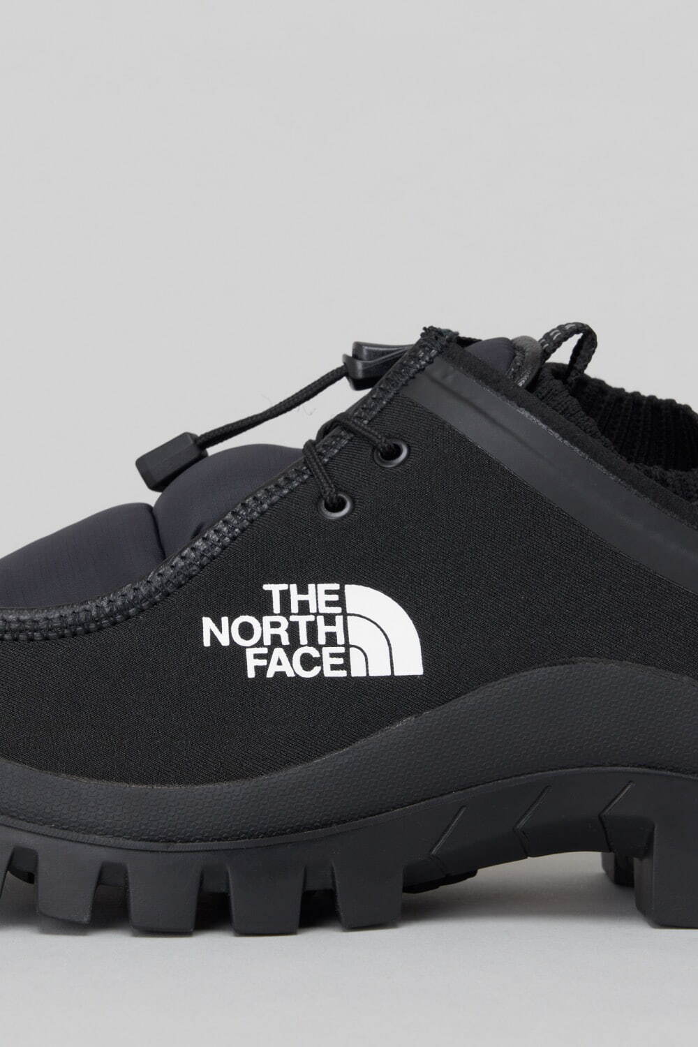 ザ・ノース・フェイス × エンダースキーマ、ダウンアッパーのシューズ