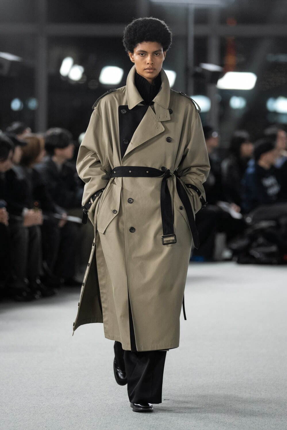 シュタイン“ダイナミックなピークドラペル”マキシ丈コート＆レイヤード