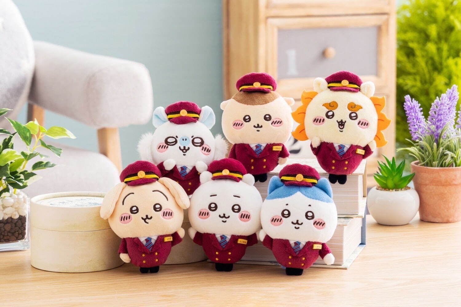 ちいかわ×阪急電車」マルーンカラーの制服を着たハチワレ＆うさぎの